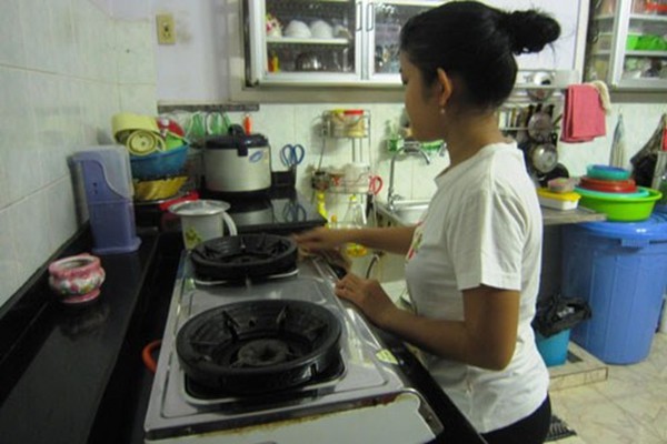 Sinh vi&ecirc;n kiếm bộn tiền nhờ l&agrave;m việc nh&agrave; cuối năm - Ảnh 2.
